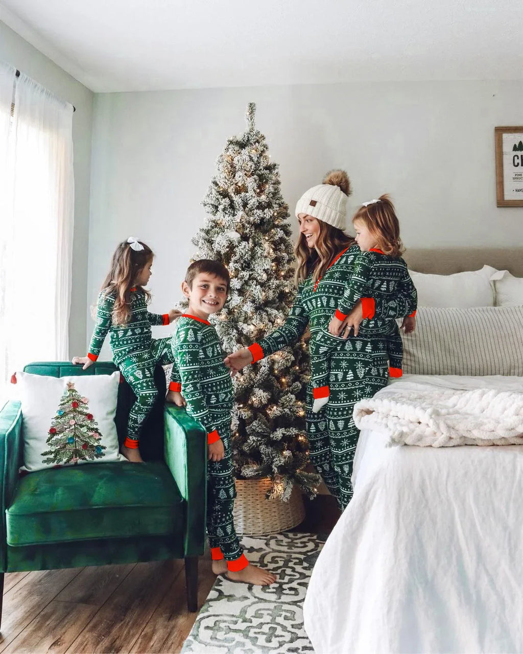 Christmas 2025 Family Matching Outfits Allover Print Mom Dad Kids 2 Pieces Pajamas Set Sleepwear Baby Romper Xmas Look Pyjamas